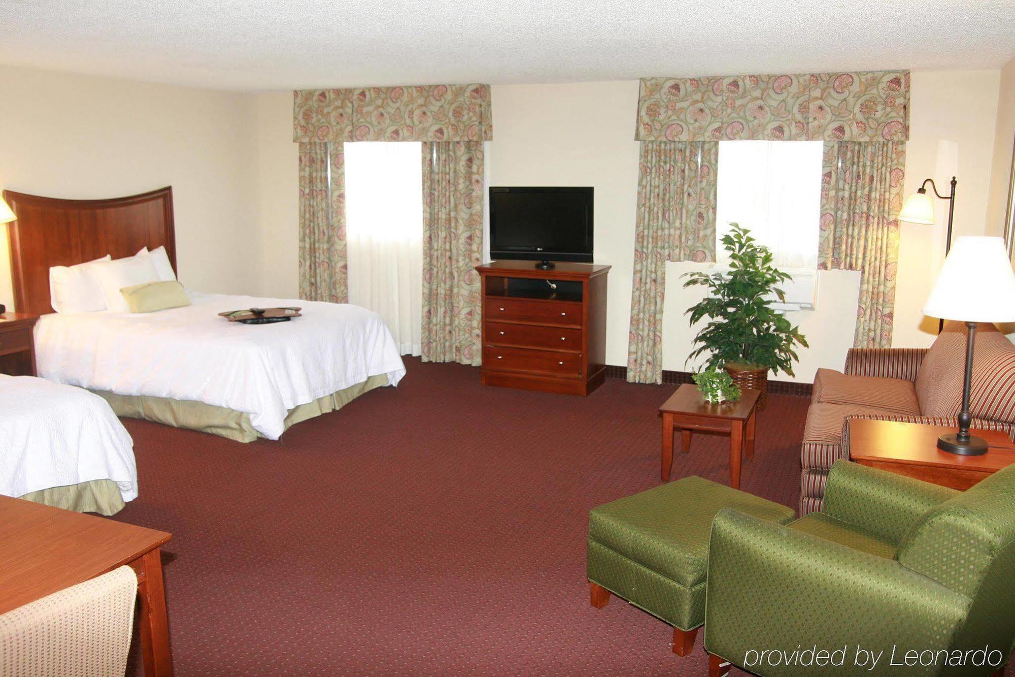 Hampton Inn & Suites Alexandria Old Town Area South Room photo